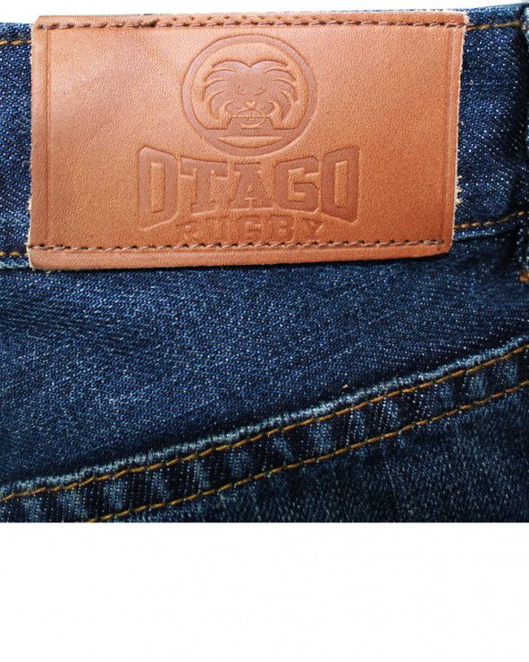 Ecusson cuir embossé cousu au dos du Jeans denim Otago bleu pour homme