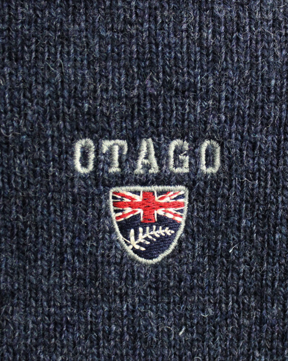 Broderie côté coeur du Pull Buenos Aires col rond Otago bleu marine homme