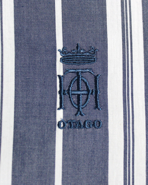 Broderie côté coeur de la chemise 182 Otago rayée bleu marine pour homme