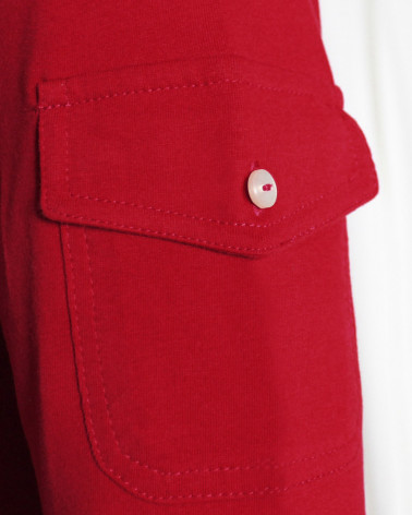 Poche cousue sur le bras gauche avec fermeture à bouton du tee-shirt Karo pague Otago rouge