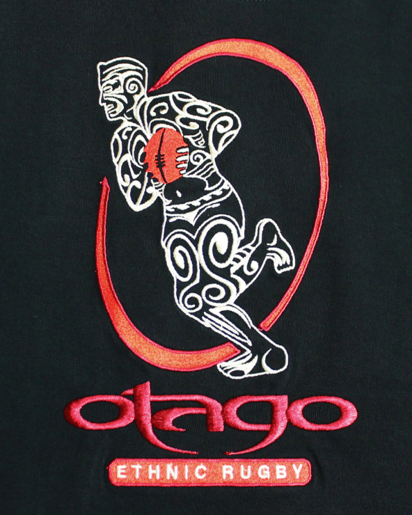 Ensemble brodé au dos du polo Tatoo Otago noir pour homme