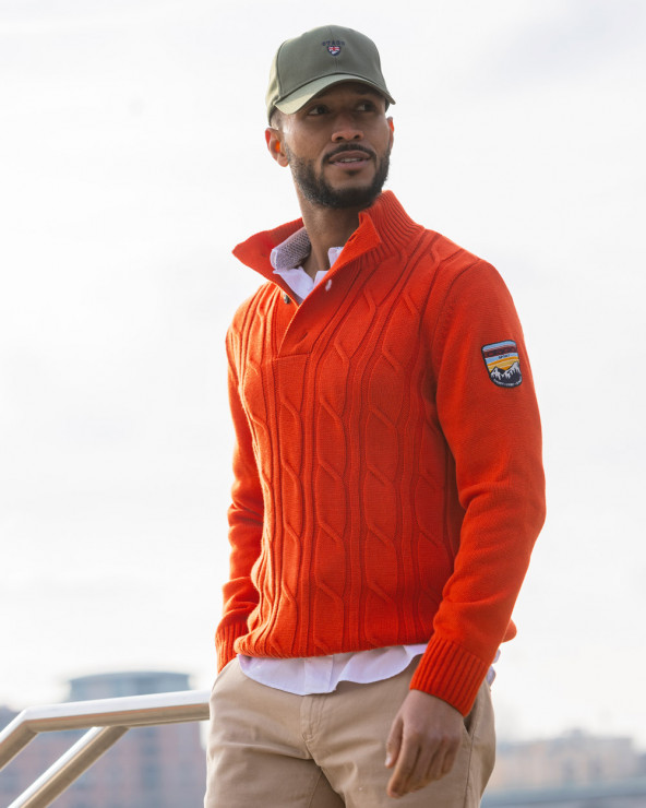 Pull torsadé Cardrona Otago rugby orange pour homme porté